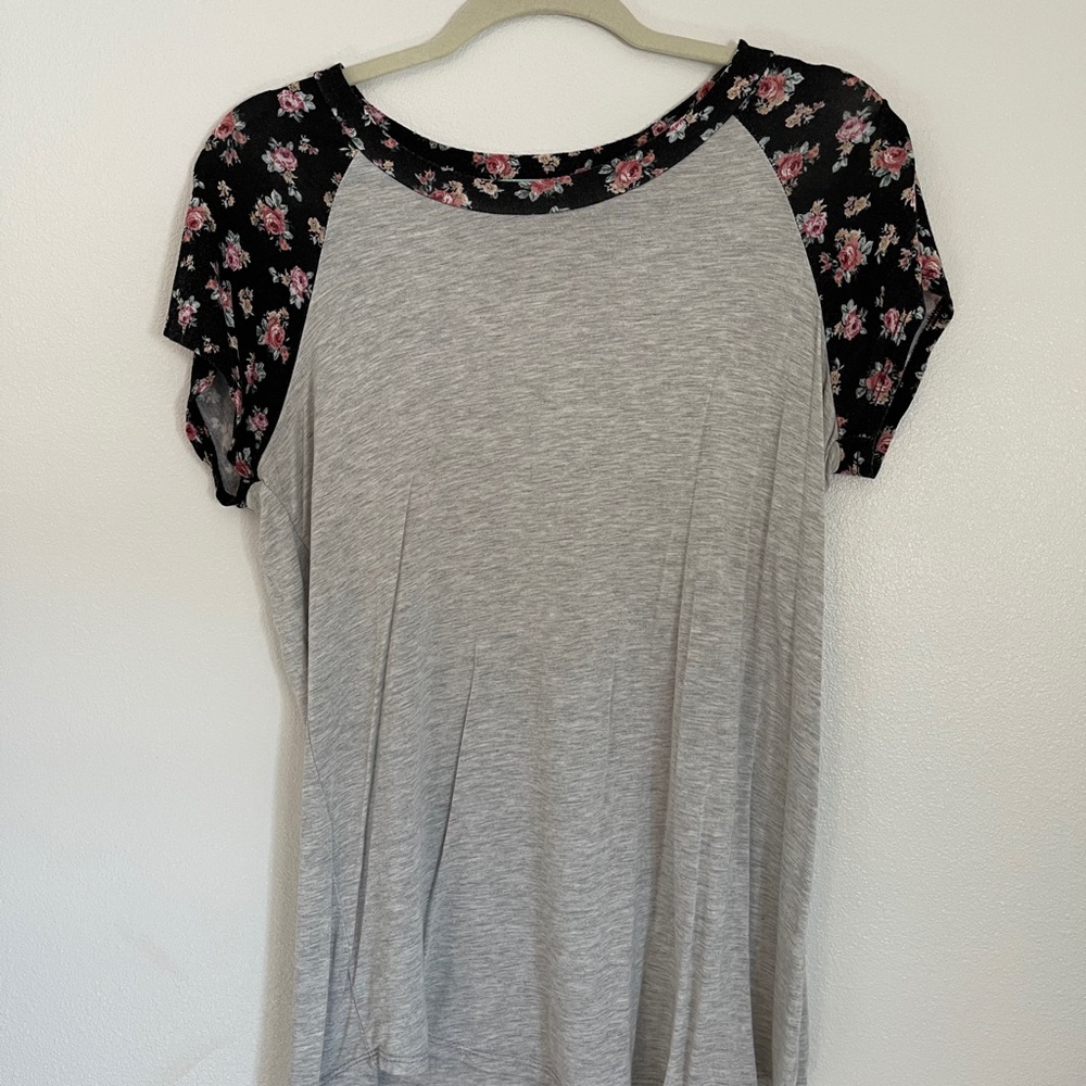 LOOSE TOP WITH FLOWER DETAIL